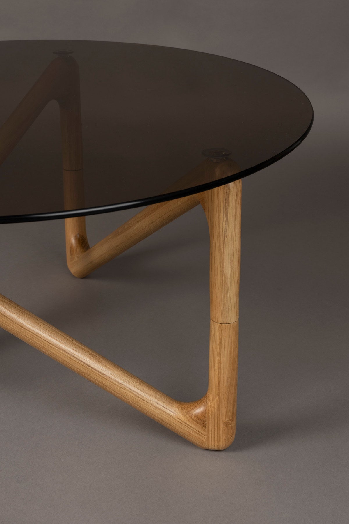 Kaffeetisch Naia in Dunkelgrau / Natur präsentiert im Onlineshop von KAQTU Design AG. Couchtisch ist von Dutchbone