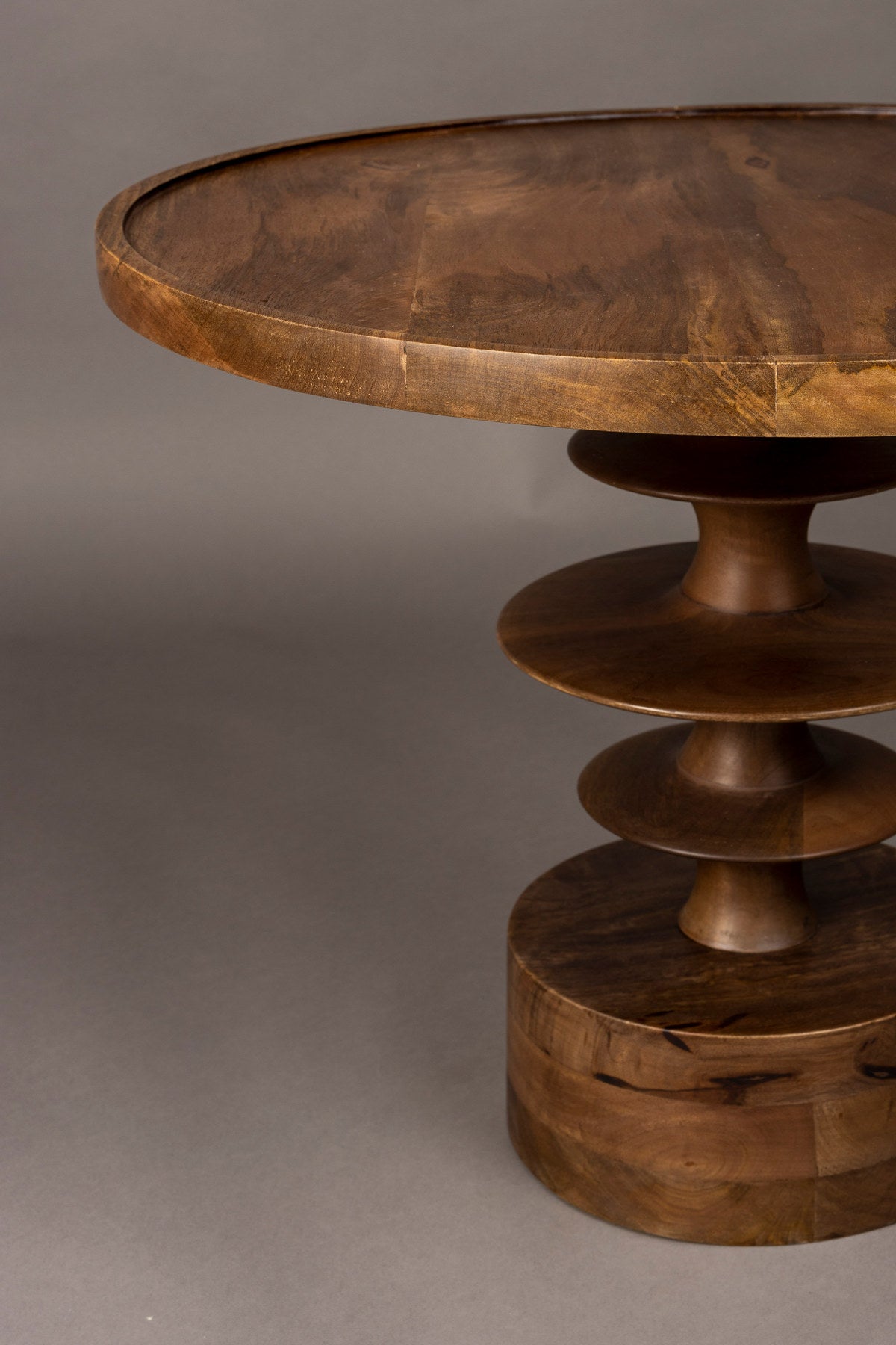 Kaffeetisch Cath in Walnuss präsentiert im Onlineshop von KAQTU Design AG. Couchtisch ist von Dutchbone