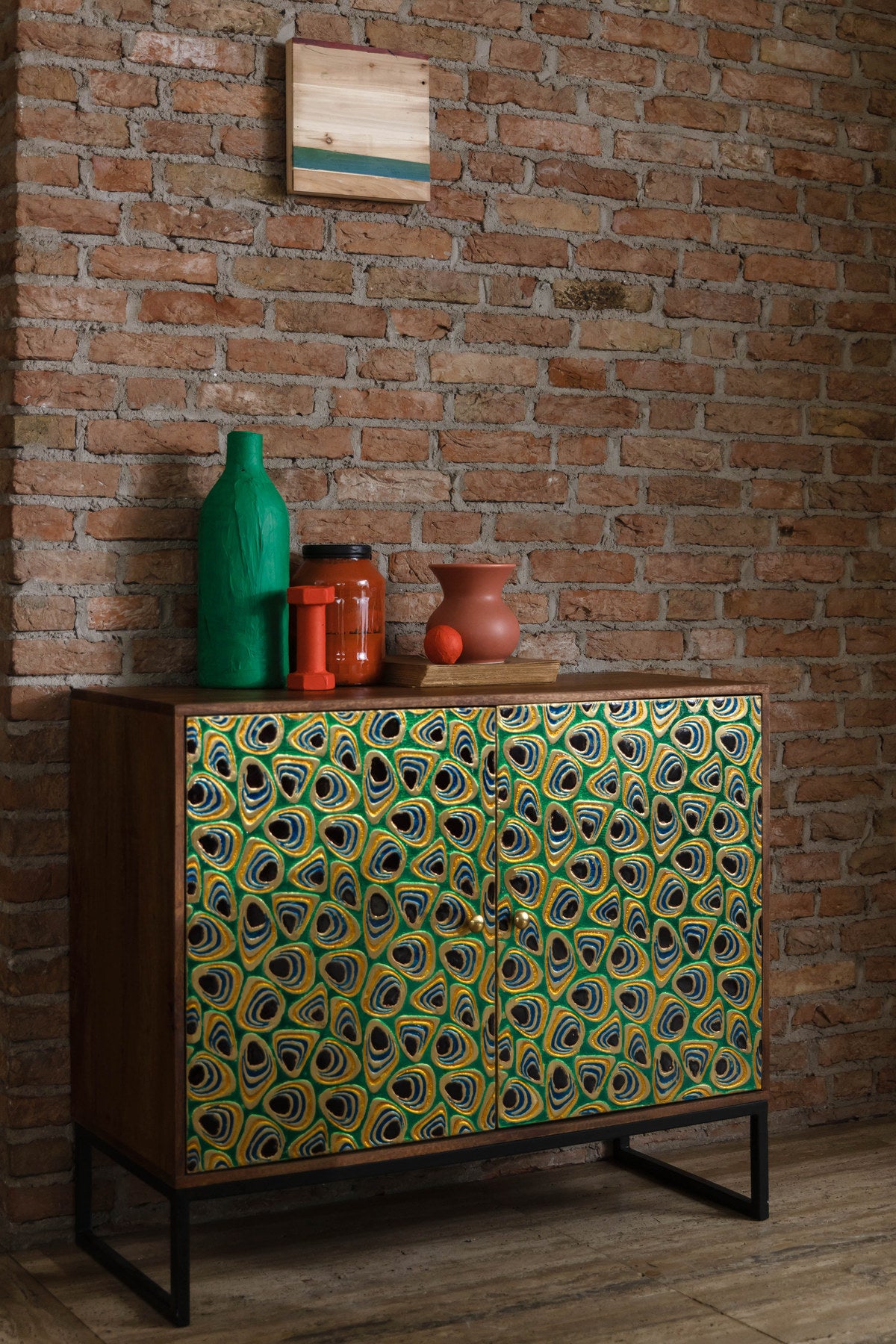 Cabinet Kabinet Meena aus Mangoholz mit bemaltem Pfauenaugenmuster in Metallic-Farben
