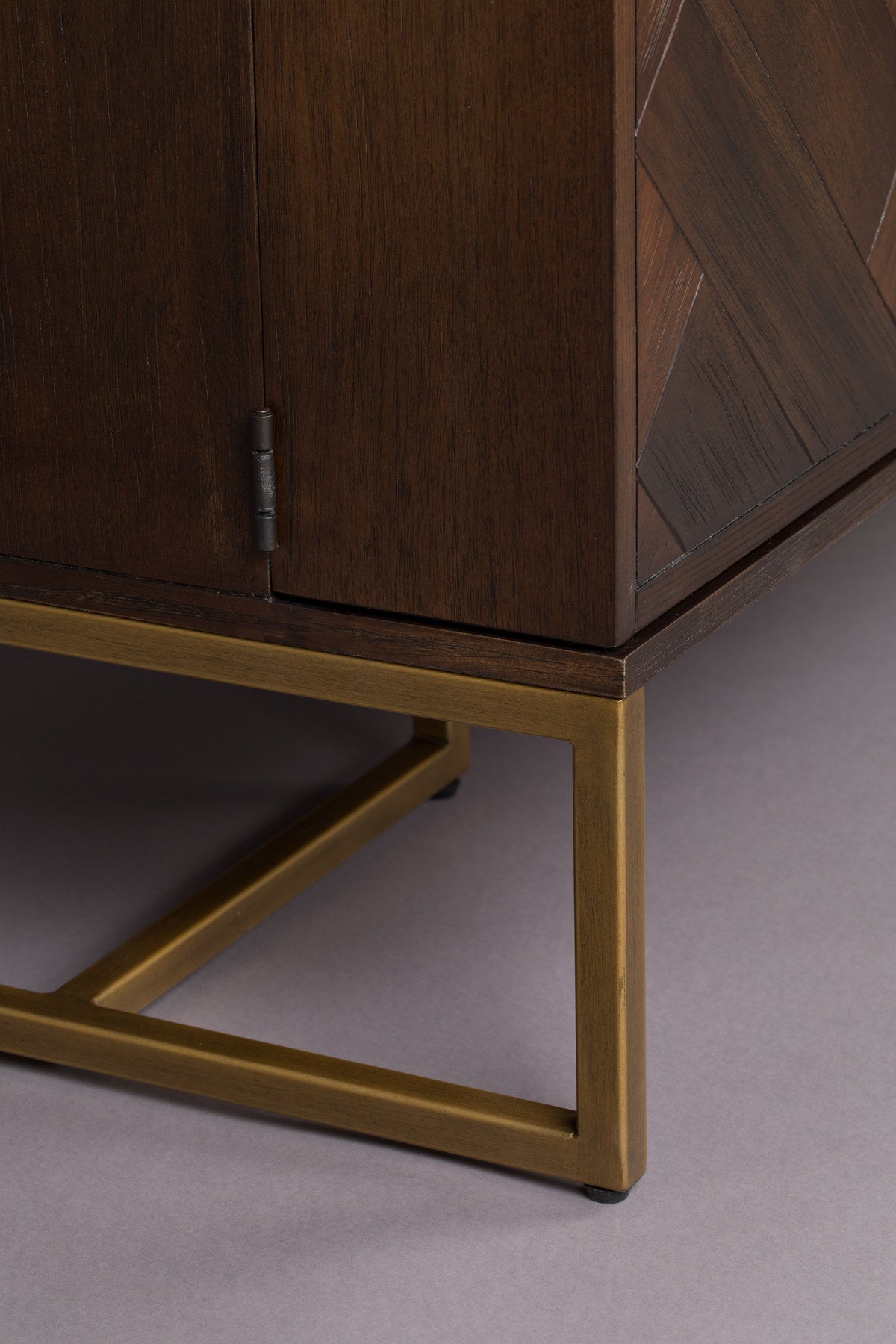 Cabinet Class in Braun präsentiert im Onlineshop von KAQTU Design AG. Cabinet ist von Dutchbone