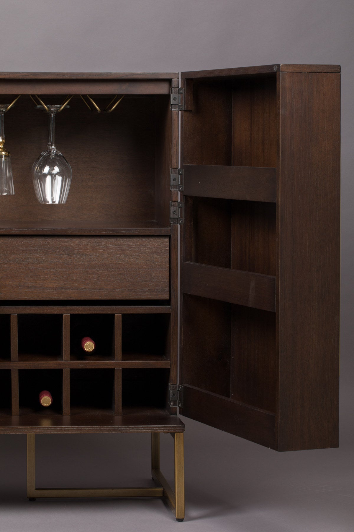 Cabinet Class in Braun präsentiert im Onlineshop von KAQTU Design AG. Cabinet ist von Dutchbone