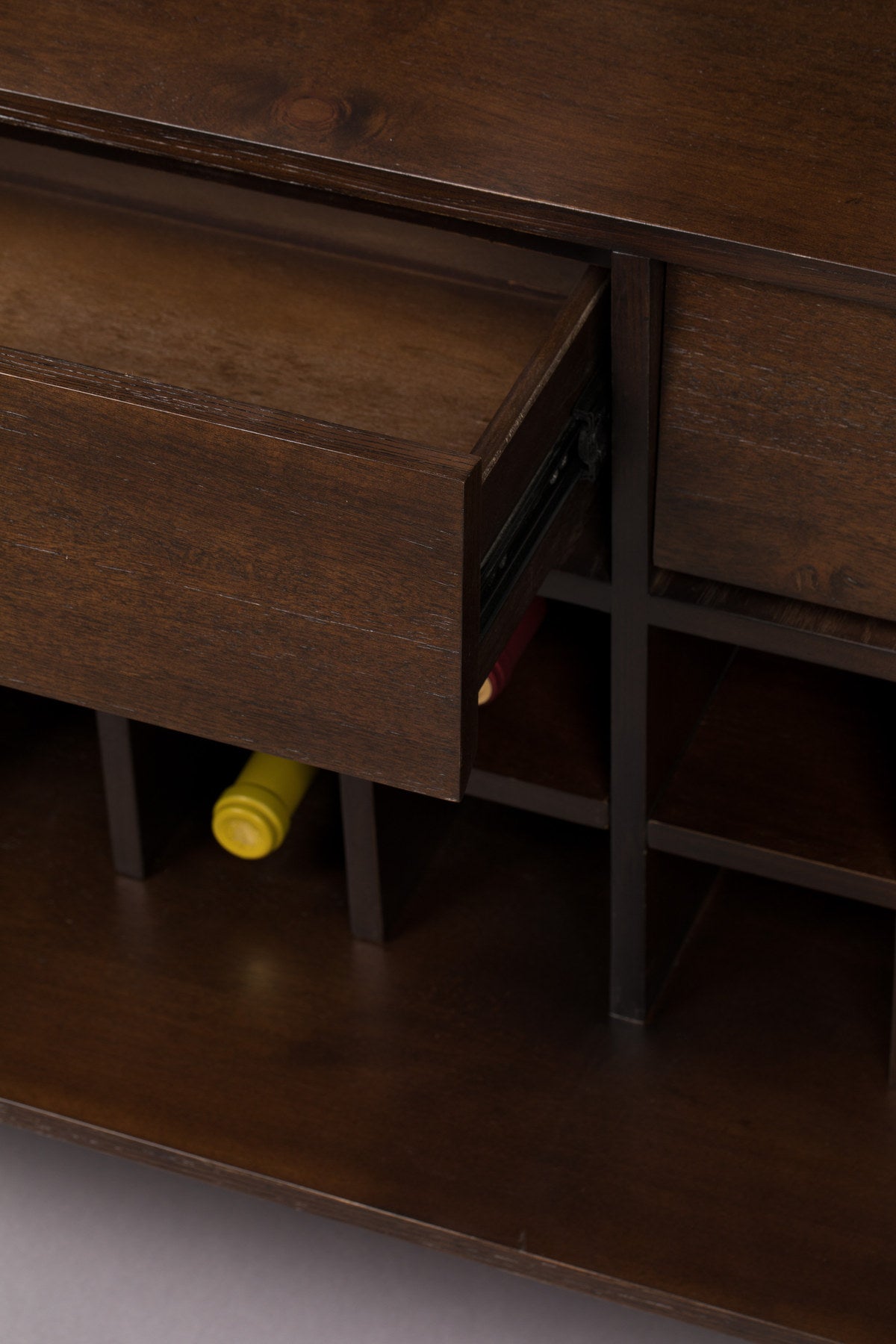 Cabinet Class in Braun präsentiert im Onlineshop von KAQTU Design AG. Cabinet ist von Dutchbone