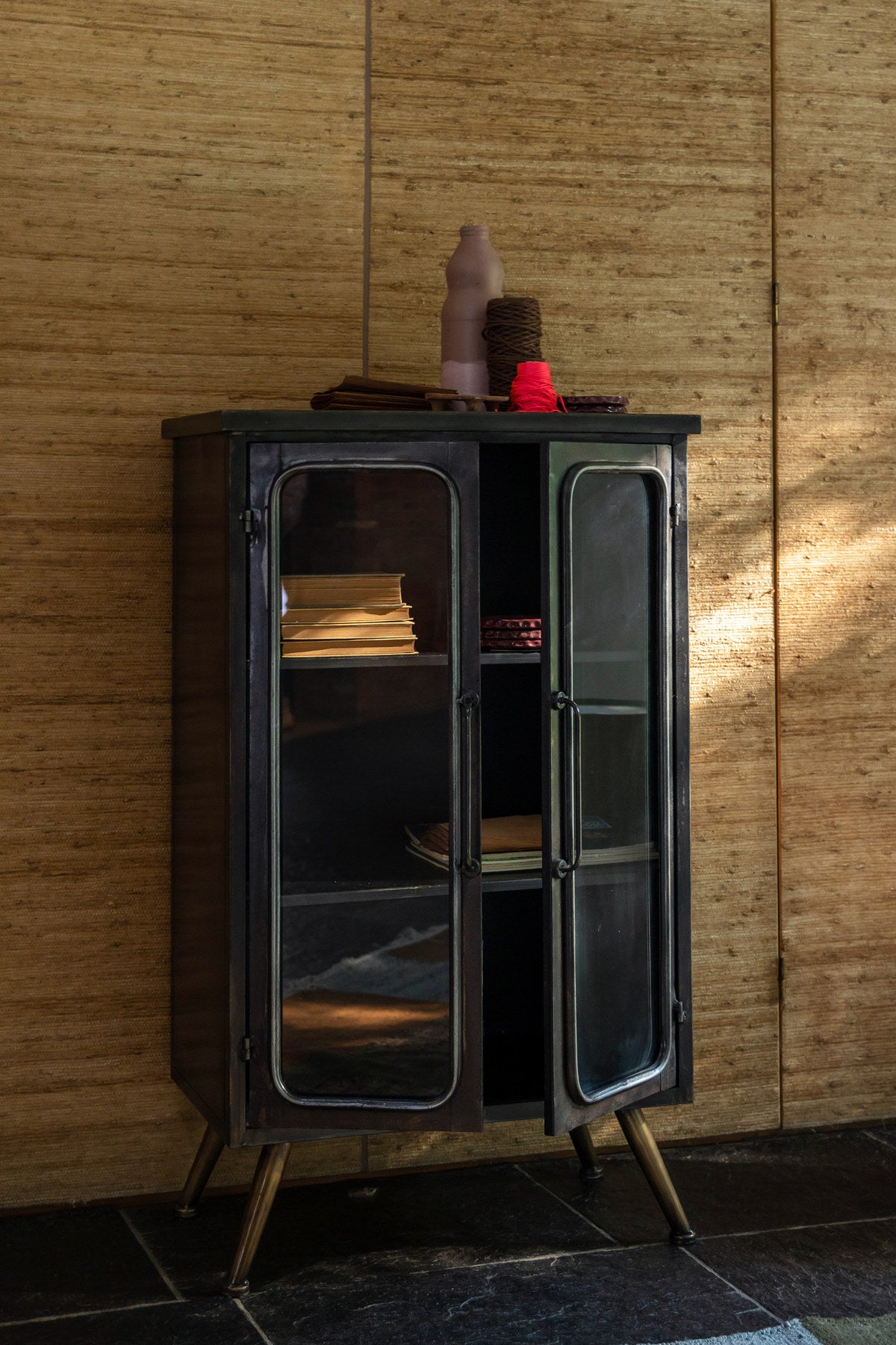 Cabinet Denza in Schwarz präsentiert im Onlineshop von KAQTU Design AG. Cabinet ist von Dutchbone