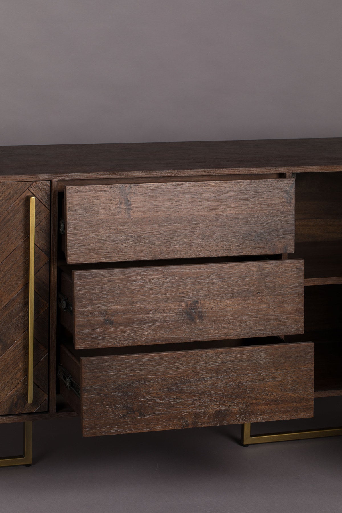 Sideboard Class High in Braun/Messing präsentiert im Onlineshop von KAQTU Design AG. Sideboard ist von Dutchbone