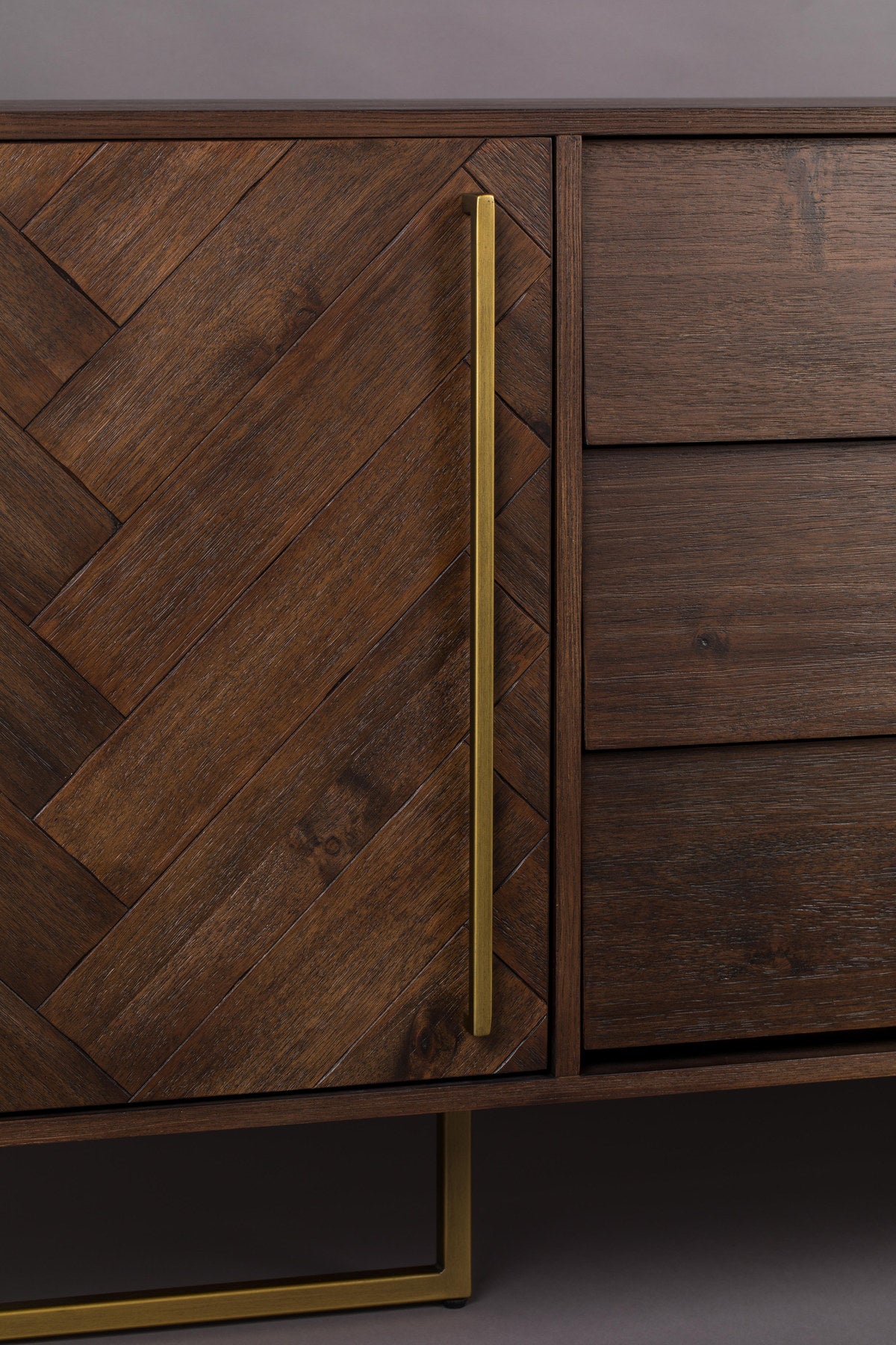 Sideboard Class High in Braun/Messing präsentiert im Onlineshop von KAQTU Design AG. Sideboard ist von Dutchbone