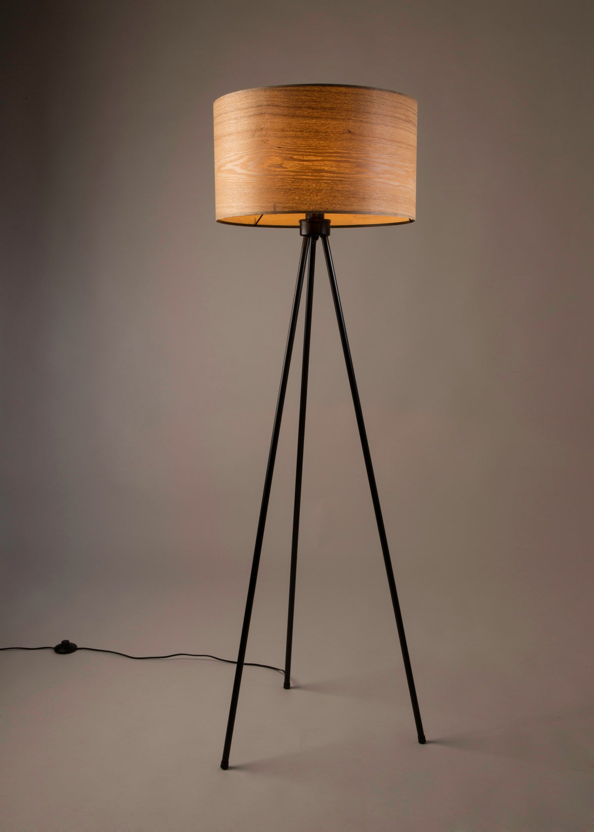 Floor Lamp Woodland in Braun präsentiert im Onlineshop von KAQTU Design AG. Stehleuchte ist von Dutchbone