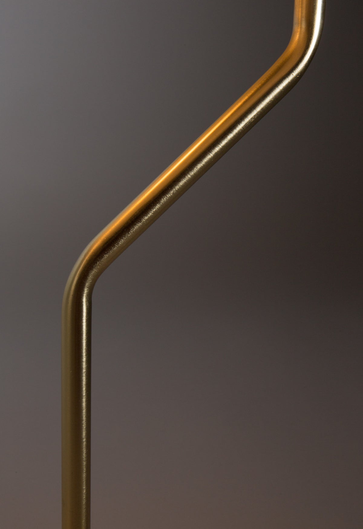 Stehleuchte Eclipse in Gold präsentiert im Onlineshop von KAQTU Design AG. Stehleuchte ist von Dutchbone