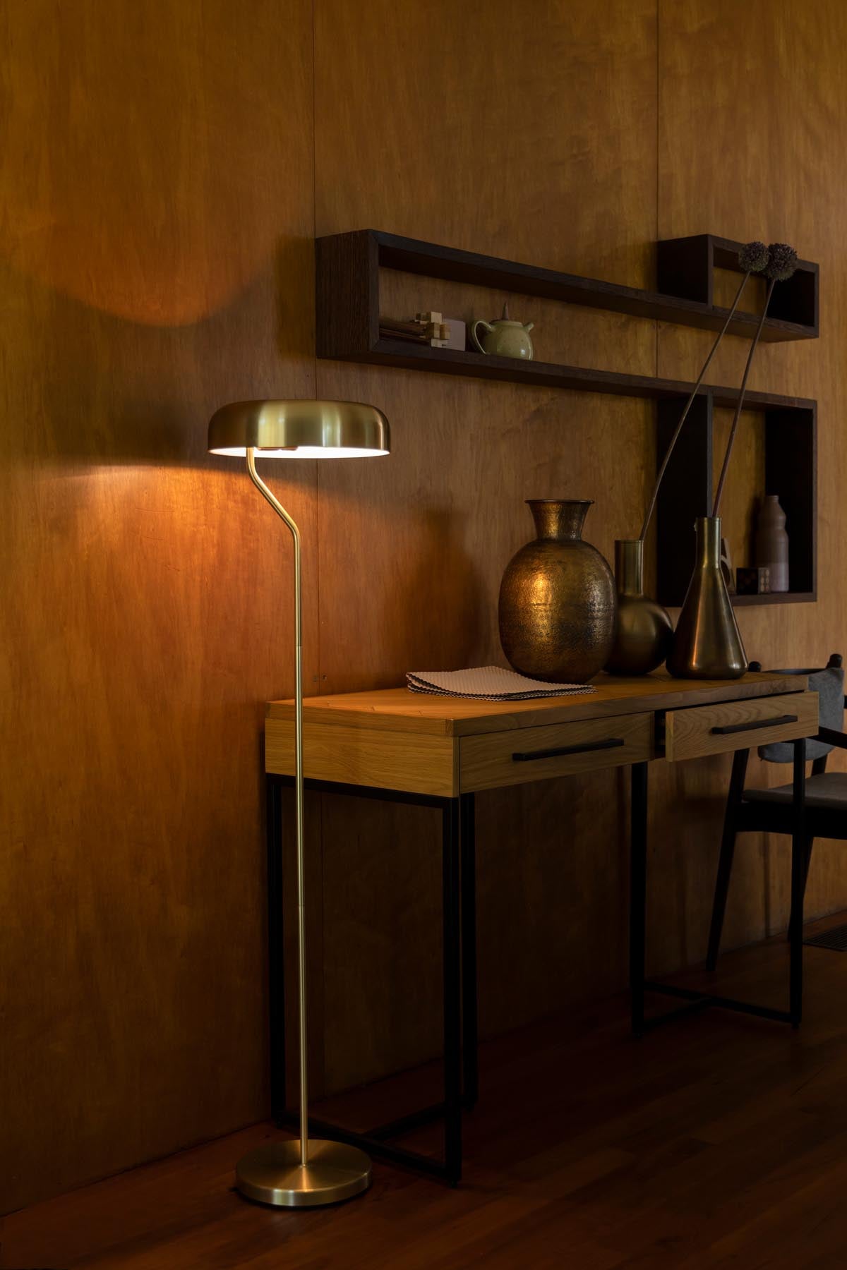 Stehleuchte Eclipse in Gold präsentiert im Onlineshop von KAQTU Design AG. Stehleuchte ist von Dutchbone