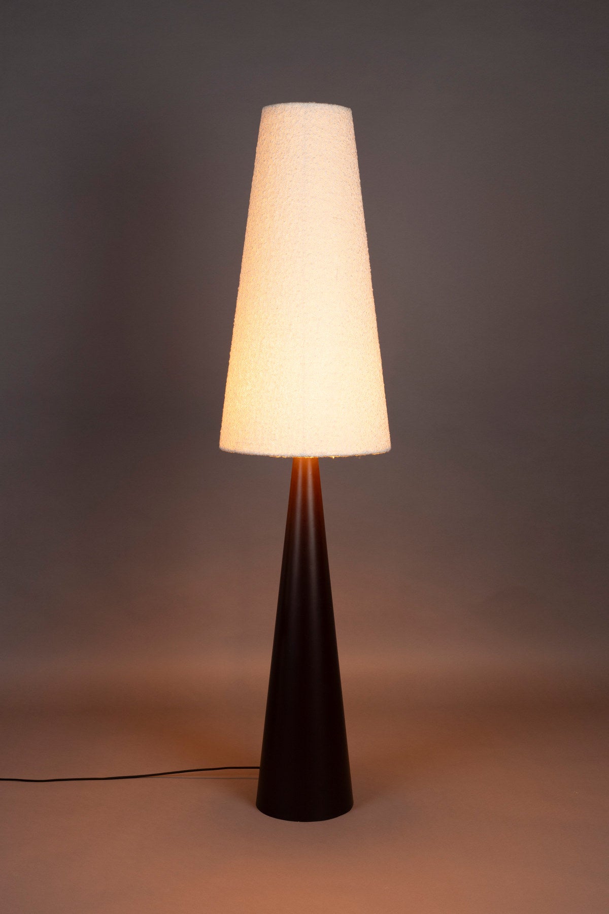 Stehleuchte Miki Bouclé in Beige präsentiert im Onlineshop von KAQTU Design AG. Stehleuchte ist von Dutchbone
