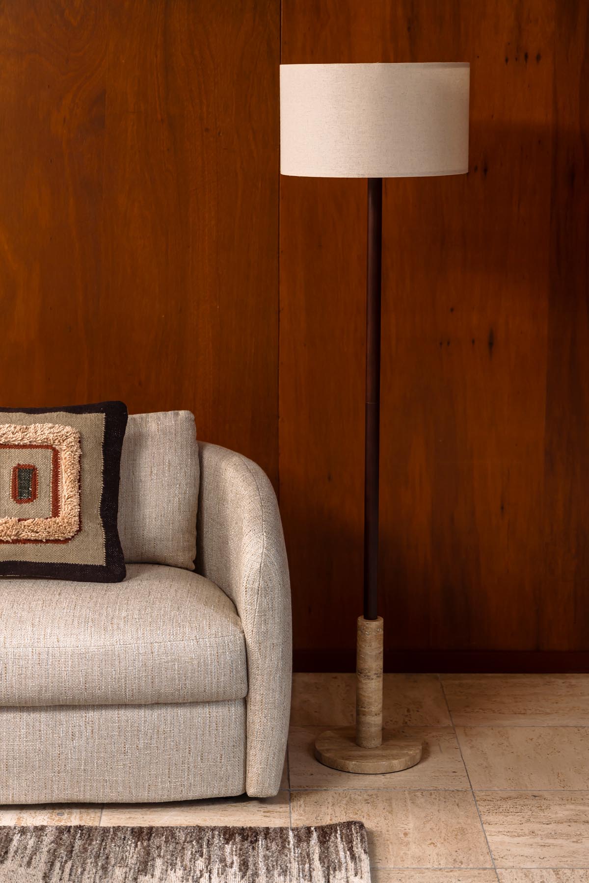 Stehlampe Jackson in Beige präsentiert im Onlineshop von KAQTU Design AG. Stehleuchte ist von Dutchbone