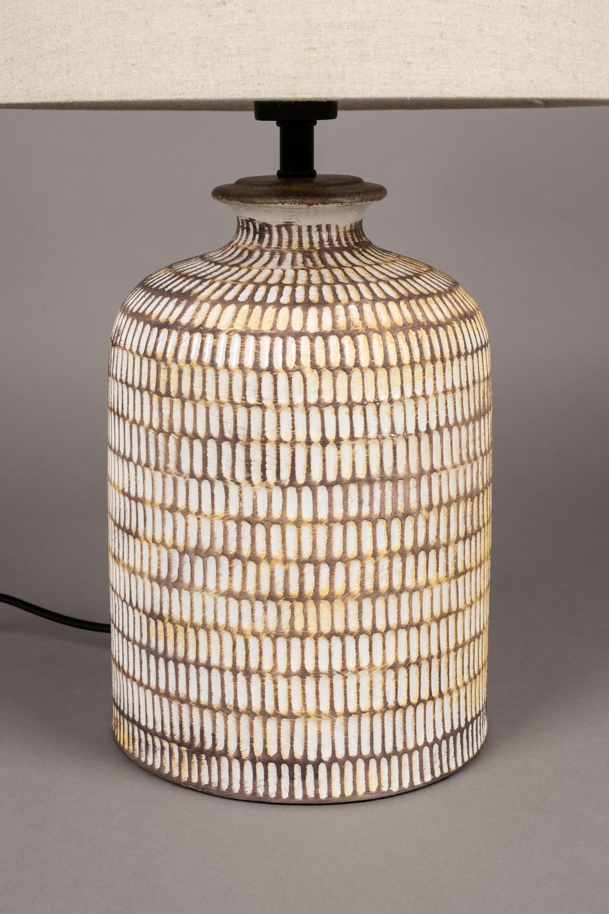Tischleuchte Russel in Beige präsentiert im Onlineshop von KAQTU Design AG. Tischleuchte ist von Dutchbone