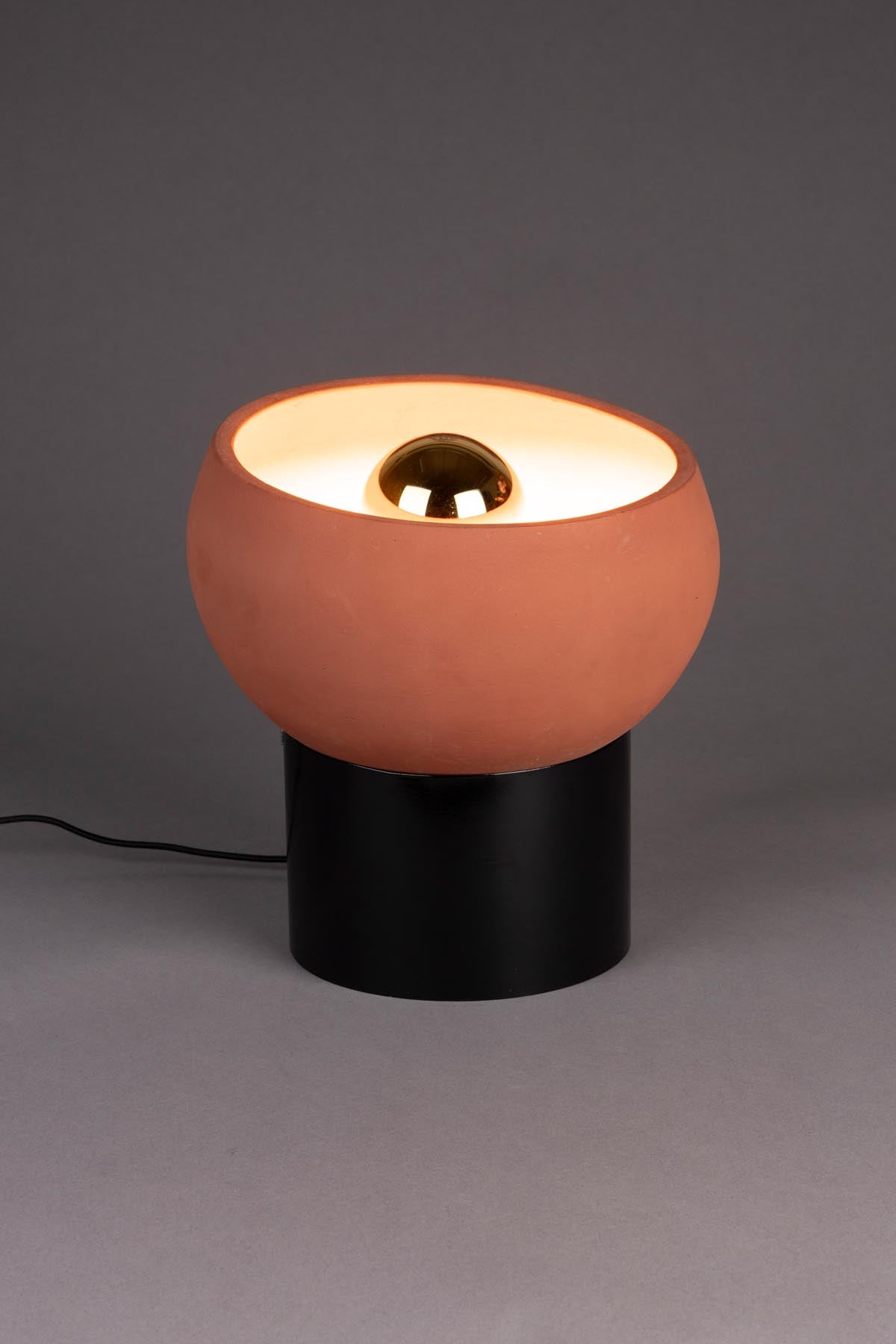 Tischleuchte Zahra in Rot präsentiert im Onlineshop von KAQTU Design AG. Tischleuchte ist von Dutchbone