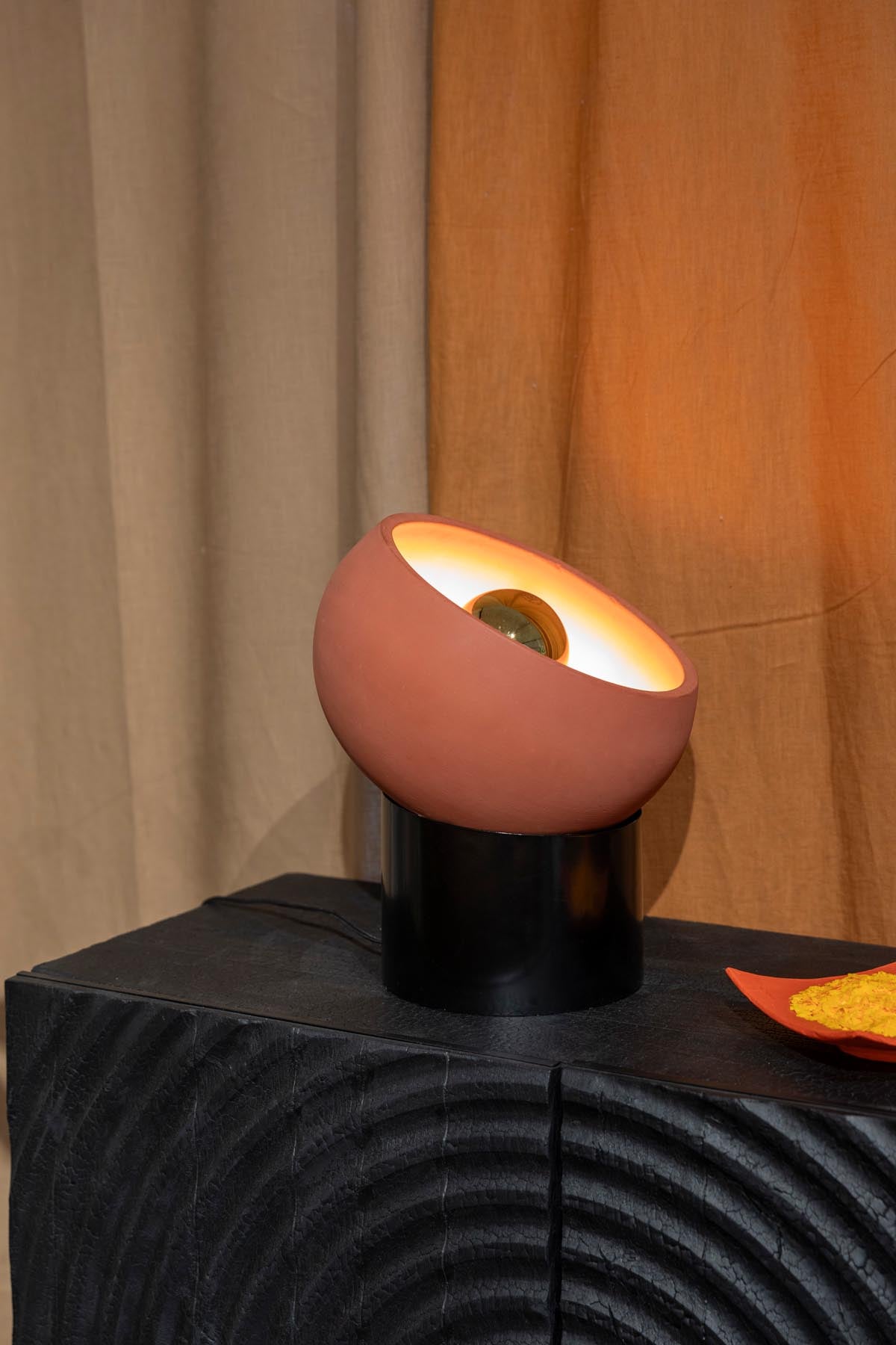 Tischleuchte Zahra in Rot präsentiert im Onlineshop von KAQTU Design AG. Tischleuchte ist von Dutchbone