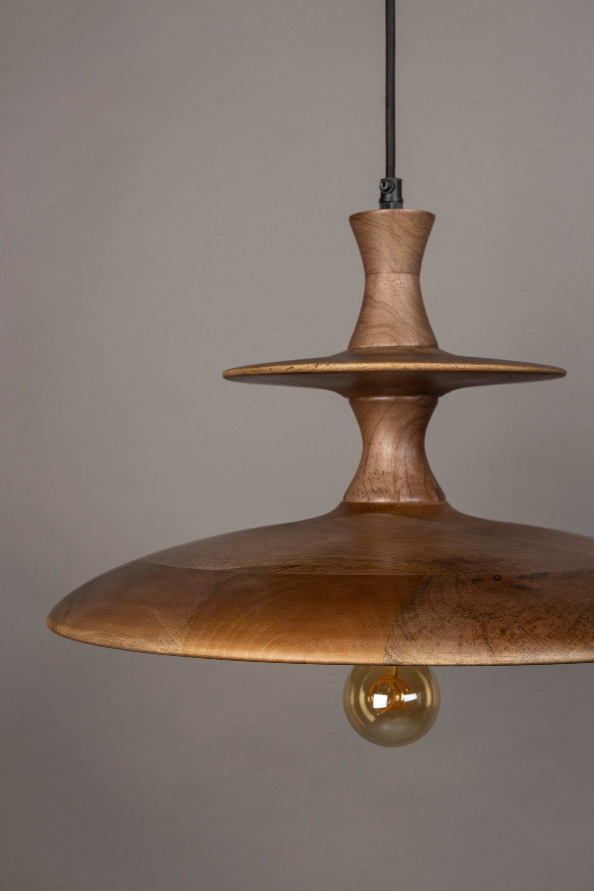 Runde Pendelleuchte Cath L von Dutchbone, Mangoholz in Walnuss, mit schwarzem Kabel