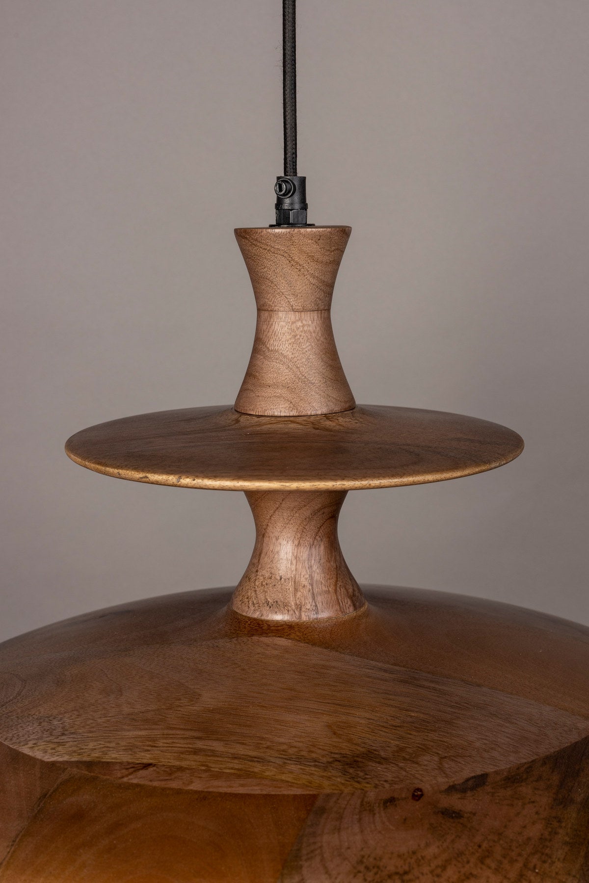 Runde Pendelleuchte Cath L von Dutchbone, Mangoholz in Walnuss, mit schwarzem Kabel