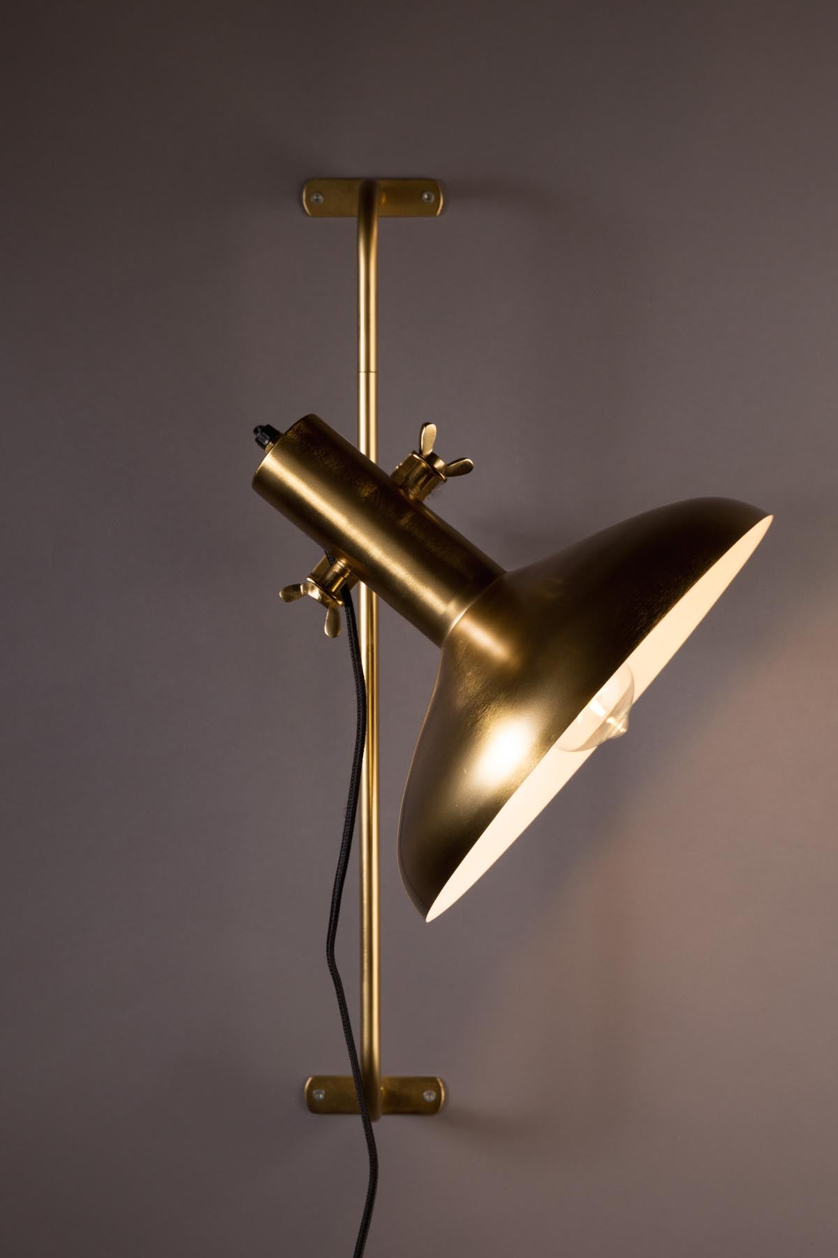 Wandleuchte Karish in Gold präsentiert im Onlineshop von KAQTU Design AG. Wandleuchte ist von Dutchbone