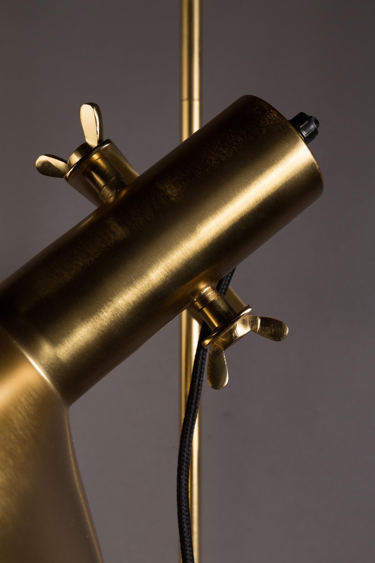 Wandleuchte Karish in Gold präsentiert im Onlineshop von KAQTU Design AG. Wandleuchte ist von Dutchbone