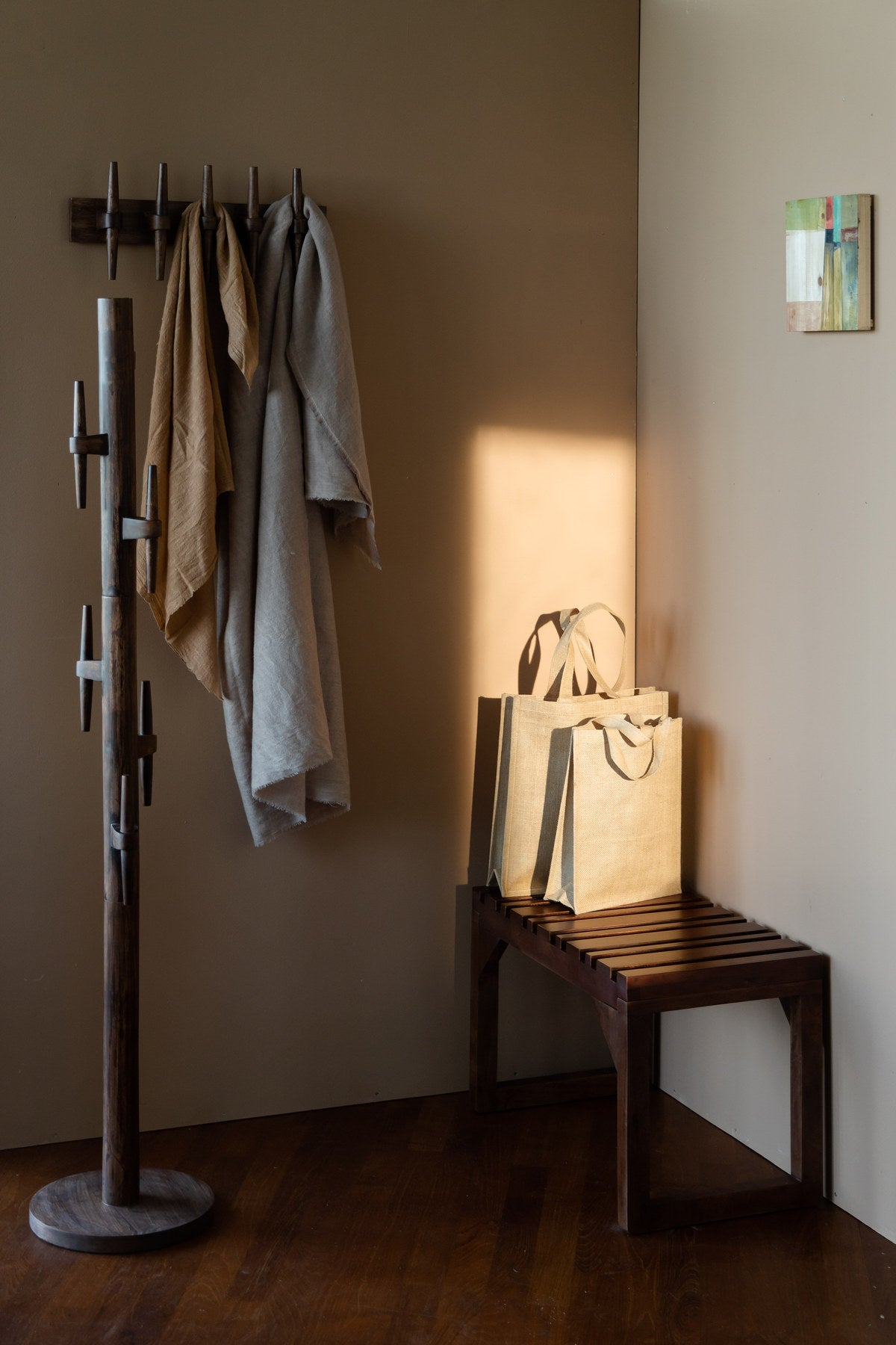 Wandgarderobe Jakub in Walnuss präsentiert im Onlineshop von KAQTU Design AG. Garderobe ist von Dutchbone