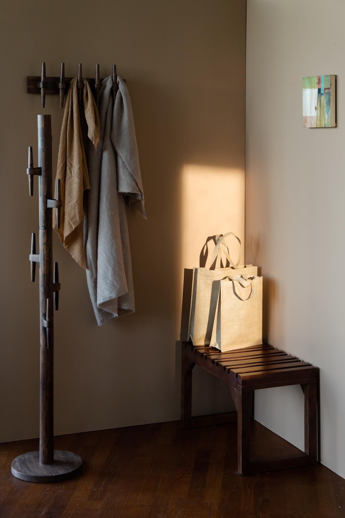 Garderobe Jakub in Walnuss präsentiert im Onlineshop von KAQTU Design AG. Garderobe ist von Dutchbone