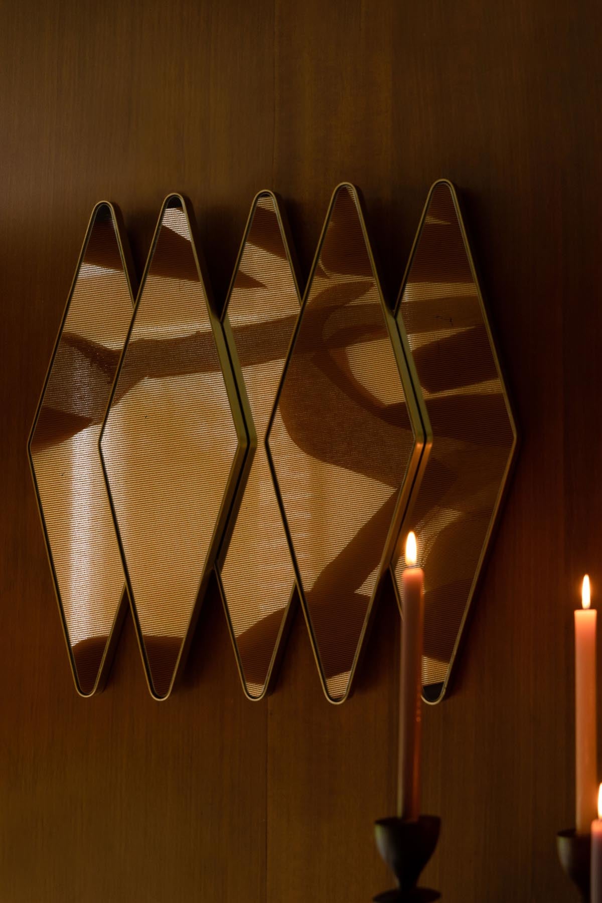 Spiegel Kyoko in Gold präsentiert im Onlineshop von KAQTU Design AG. Wandspiegel ist von Dutchbone