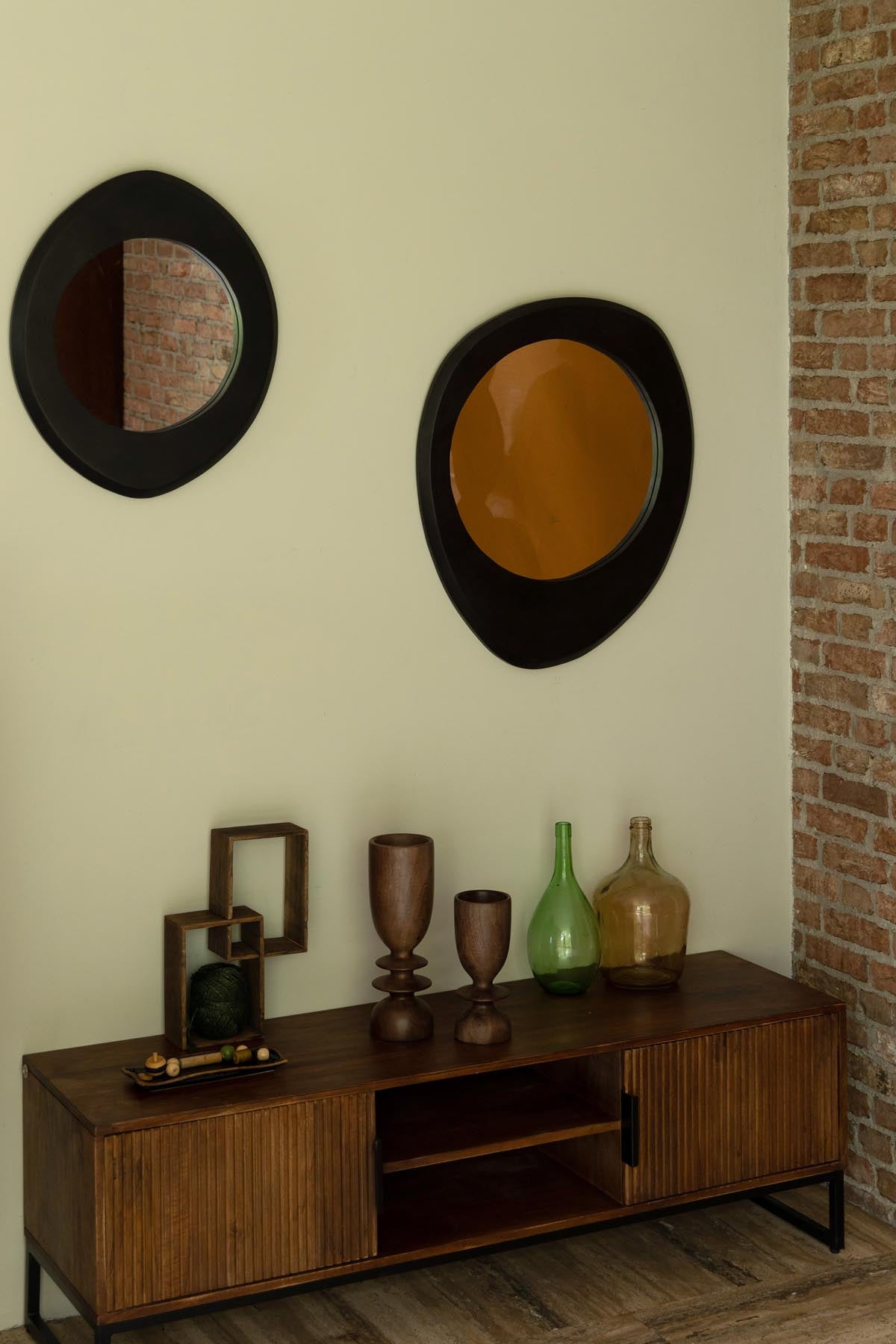 Spiegel Aren Wood in Schwarz präsentiert im Onlineshop von KAQTU Design AG. Wandspiegel ist von Dutchbone