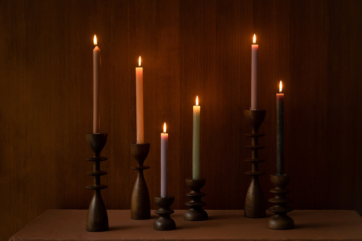 Brauner Kerzenständer Pernilla aus Mangoholz mit organischer Form