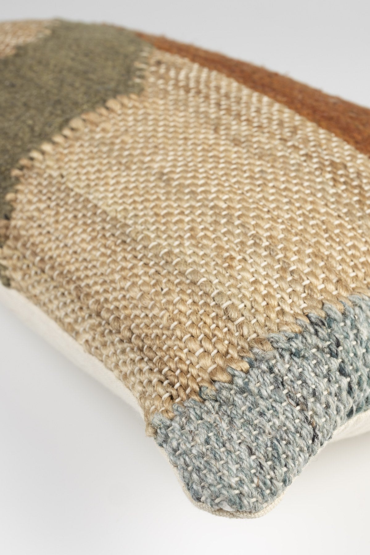 Beiges Dekokissen Cushion Pavilion 60x30 Natural von Dutchbone mit organischer Form, Bezug aus Baumwolle, Jute und Wolle, handgefertigt.