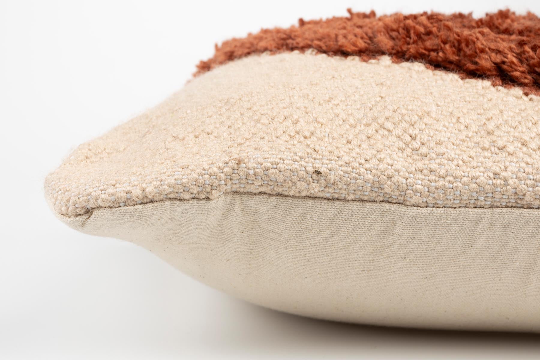 Kissen Haydon Ball 45x45 in Beige präsentiert im Onlineshop von KAQTU Design AG. Deko Kissen ist von Dutchbone