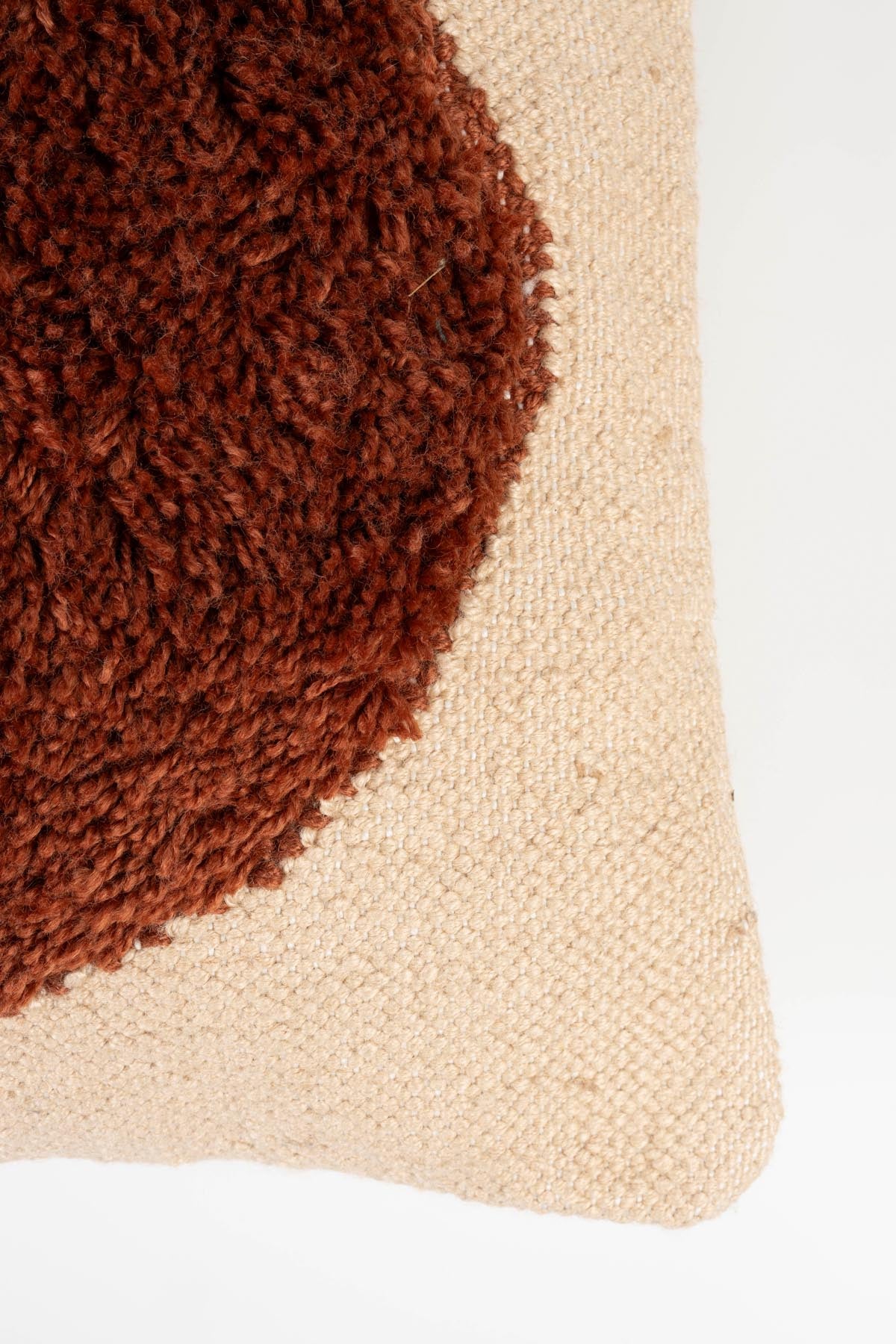 Kissen Haydon Ball 45x45 in Beige präsentiert im Onlineshop von KAQTU Design AG. Deko Kissen ist von Dutchbone