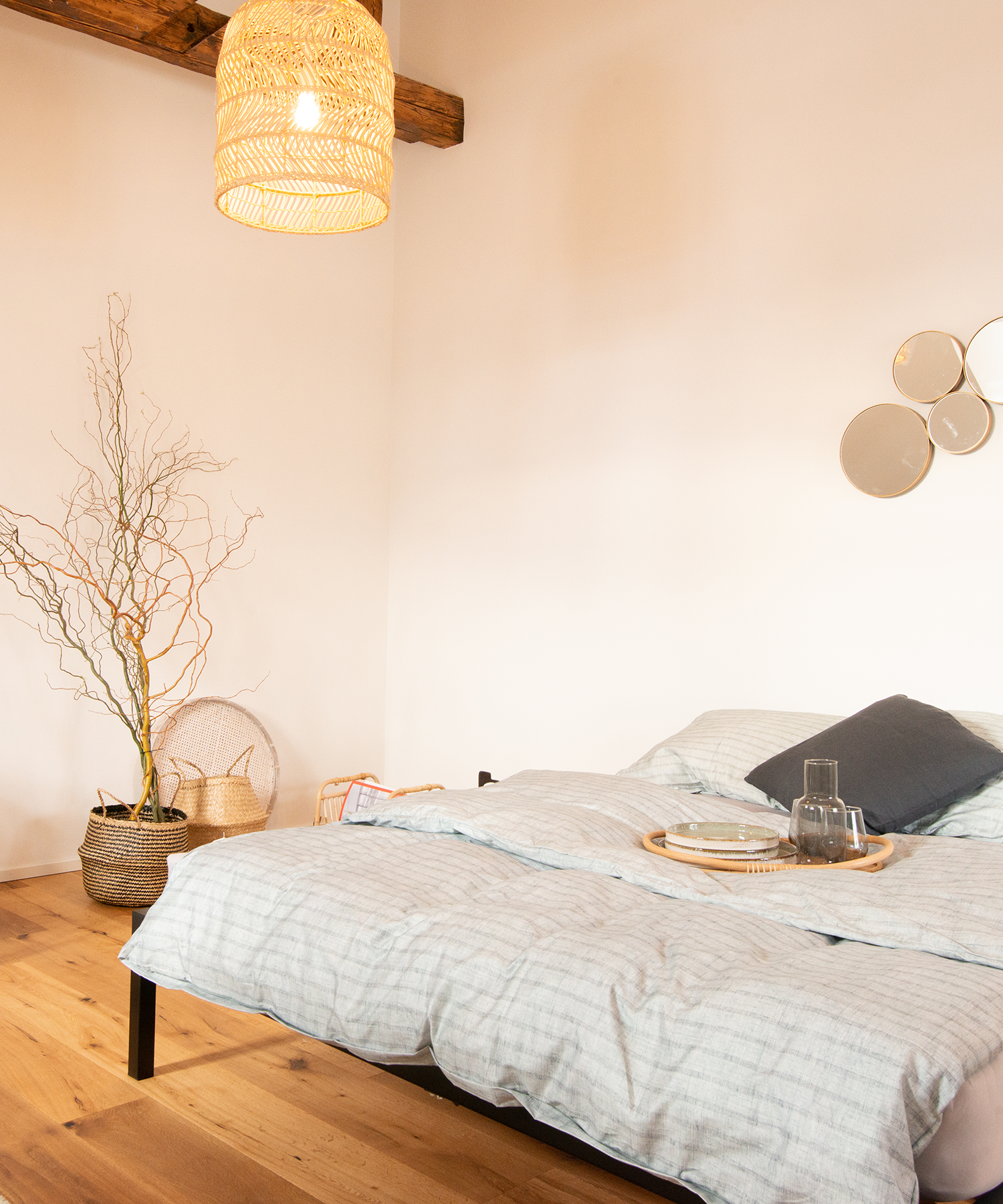 Schlafzimmer mit warmen Tönen und Naturmaterialien