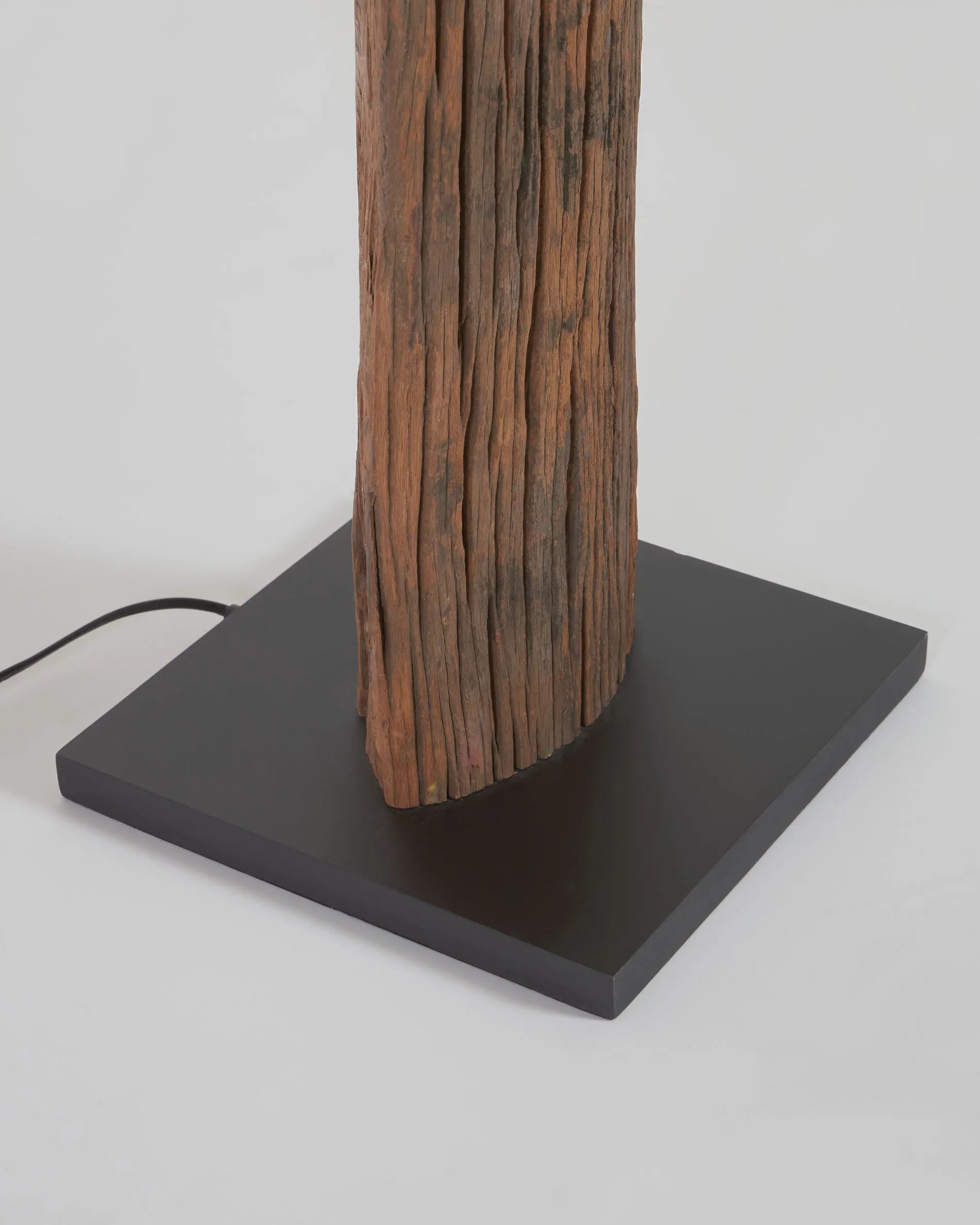 Die Powell Stehlampe kombiniert recyceltes Tropenholz mit einem Baumwollschirm für nachhaltige Eleganz und flexible Beleuchtung.