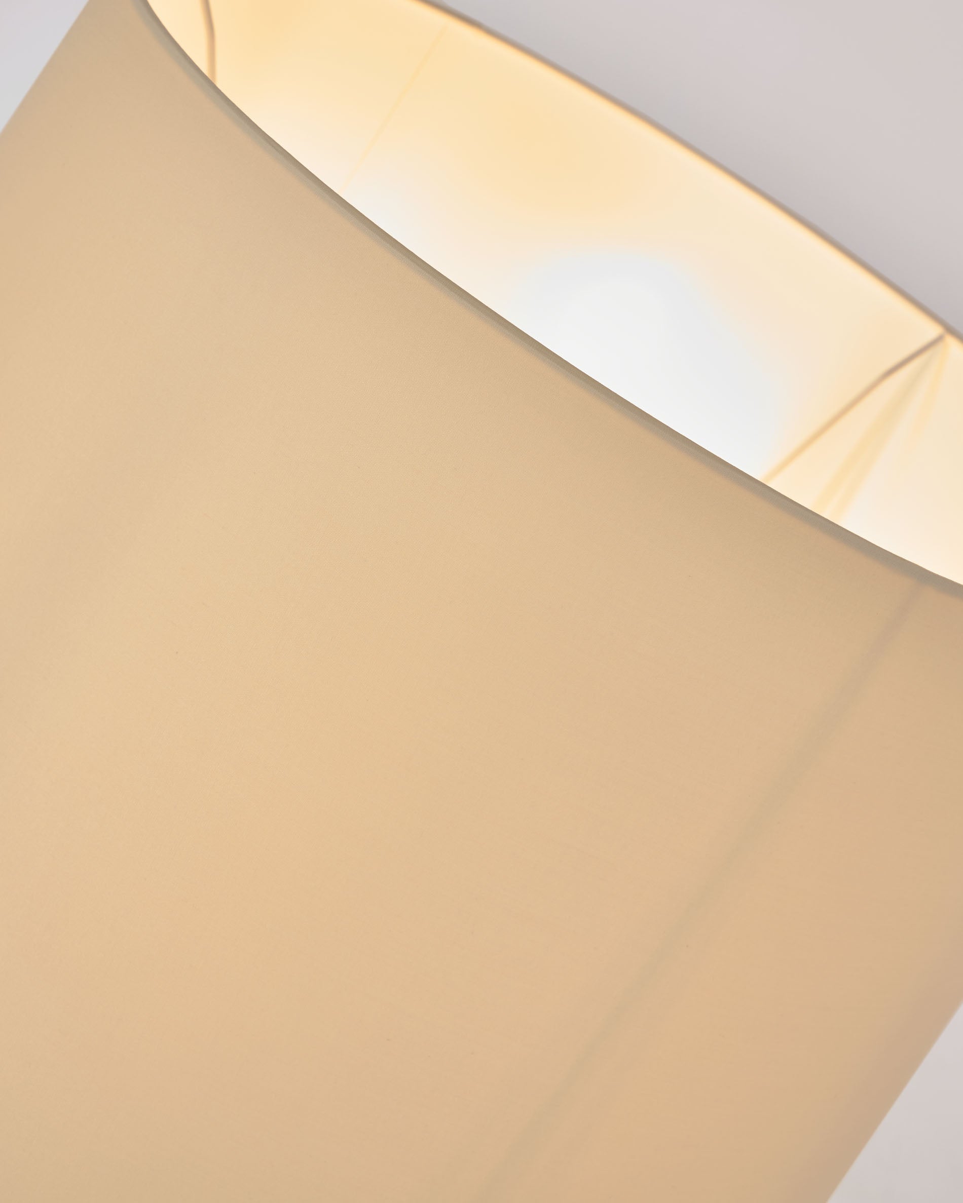 Die umweltfreundliche Powell Stehlampe von Kave Home vereint elegantes Design mit nachhaltigen Materialien und sorgt für einladendes Licht in jedem Raum.