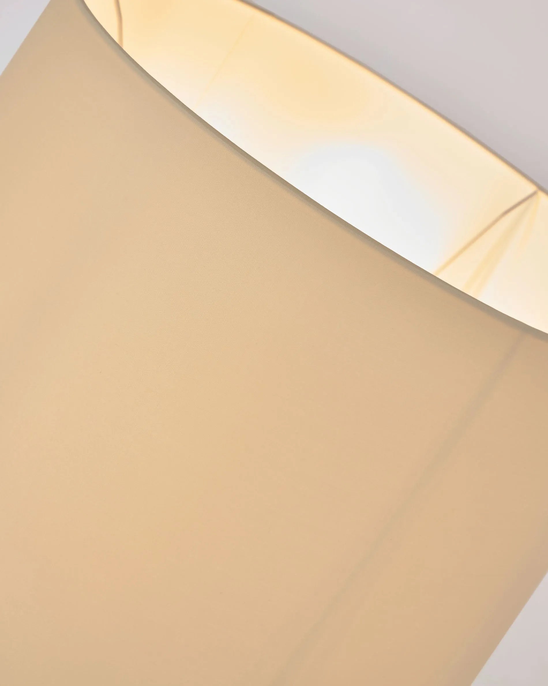 Die Powell Stehlampe kombiniert recyceltes Tropenholz mit einem Baumwollschirm für nachhaltige Eleganz und flexible Beleuchtung.