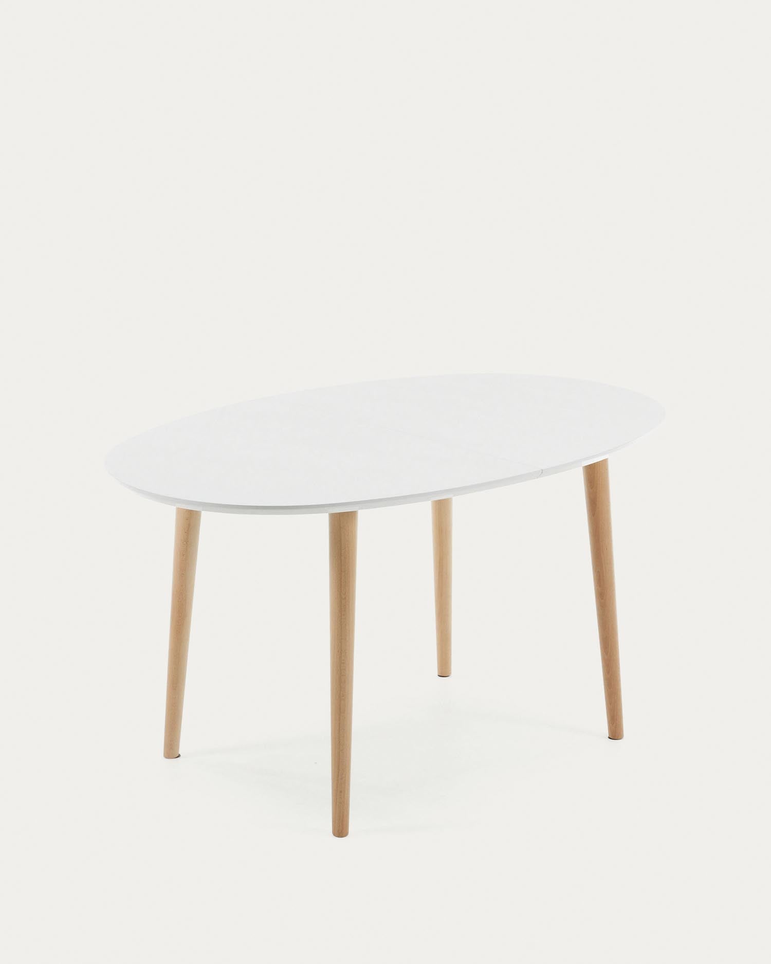 Tavolo ovale allungabile Oqui in MDF laccato bianco con gambe in faggio massiccio 140 (220) x 90 cm