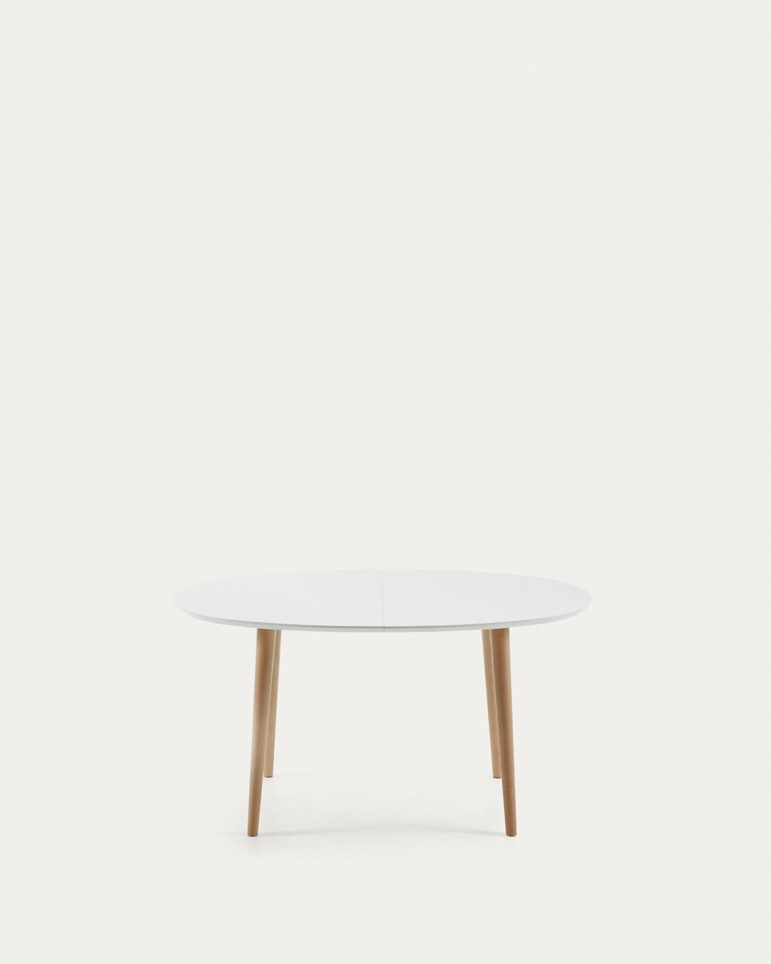 Eleganter, ovaler Ausziehtisch mit weisser MDF-Platte und stabilen Buchenholzbeinen, erweiterbar von 140 auf 220 cm.