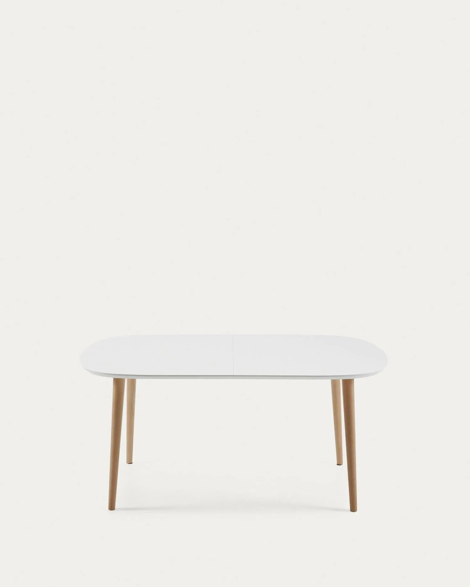Eleganter Oqui Ausziehtisch mit weißer MDF-Tischplatte und stabilen Buchenholzbeinen, ausziehbar von 160 auf 260 cm.