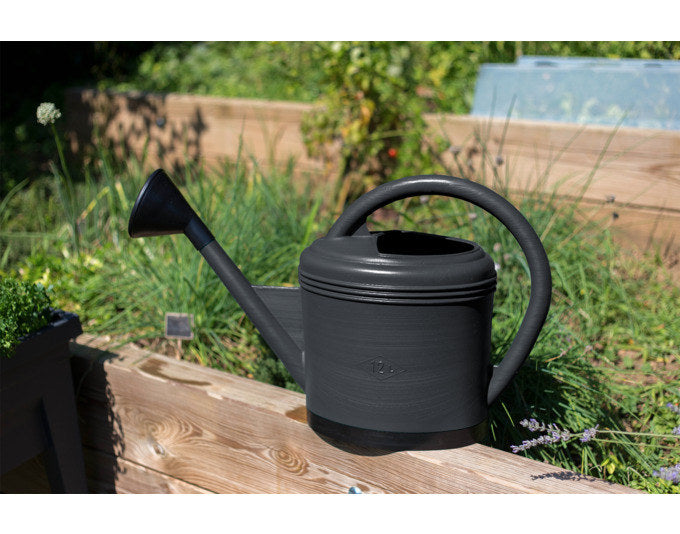 EDA Giesskanne 12 l grün in Grün, Anthrazit, Grau präsentiert im Onlineshop von KAQTU Design AG. Giesskanne ist von EDA