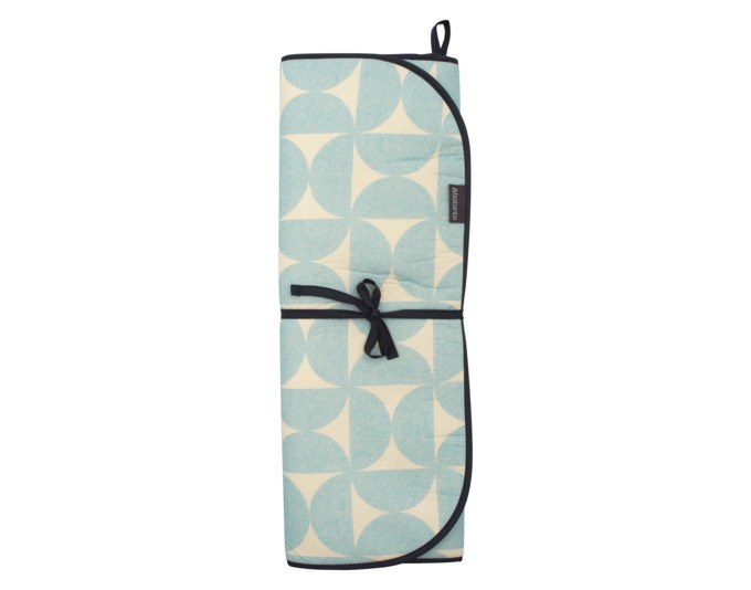 Blaue Bügeldecke von BRABANTIA mit 6-lagigem Aufbau, rutschfester Unterseite und Aufhängeschlaufe, Grösse 65 x 120 cm auf ebener Fläche.