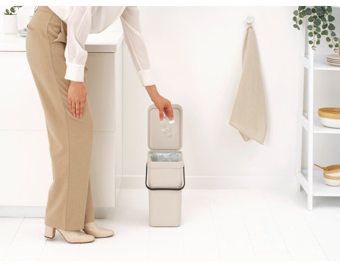 BRABANTIA Sort&Go Mülleimer in Soft Beige, kompakter Behälter aus recyceltem Kunststoff mit Deckel, Tragegriff und Bodengriff, 12 Liter.