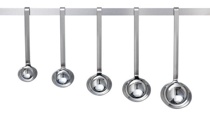 RÖSLE Schöpflöffel mit Haken ø 9 cm in Silber präsentiert im Onlineshop von KAQTU Design AG. Schöpflöffel ist von RÖSLE