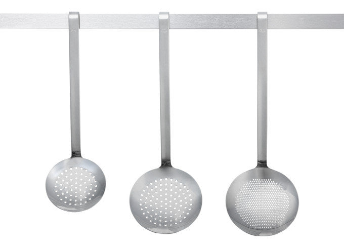 RÖSLE Schaumlöffel flach mit Haken grob gelocht ø 10 cm in Silber präsentiert im Onlineshop von KAQTU Design AG. Schaumlöffel ist von RÖSLE