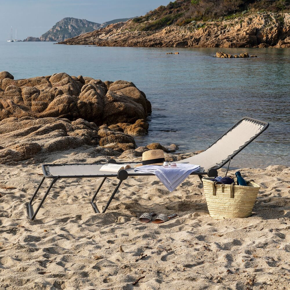 LAFUMA  Liege Siesta seigle titane in Seigle, Braun, Titane, Grau präsentiert im Onlineshop von KAQTU Design AG. Liegestuhl ist von LAFUMA