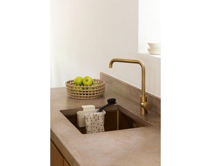 Hängender Spüleinsatz SinkSide von BRABANTIA in soft beige und weiss, montiert im Spülbecken mit Ablage für Schwamm und Lappen.