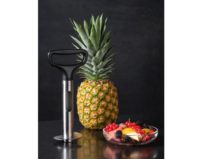 RÖSLE Ananasschneider Pro Inox 27 cm in Silber, Schwarz präsentiert im Onlineshop von KAQTU Design AG. Schneider und Stecher ist von RÖSLE