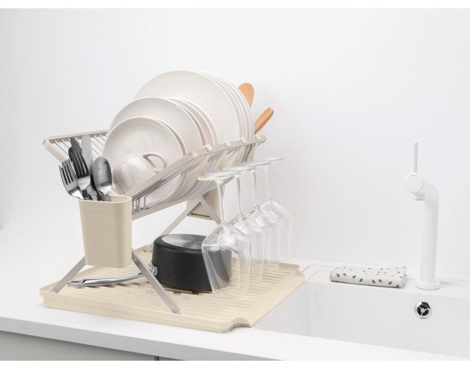 Faltbarer Abtropfständer BRABANTIA SinkSide in Soft Beige aus Aluminium mit Abtropfschale, Besteckkörben und Silikonkappen, Masse 42x51x33 cm.