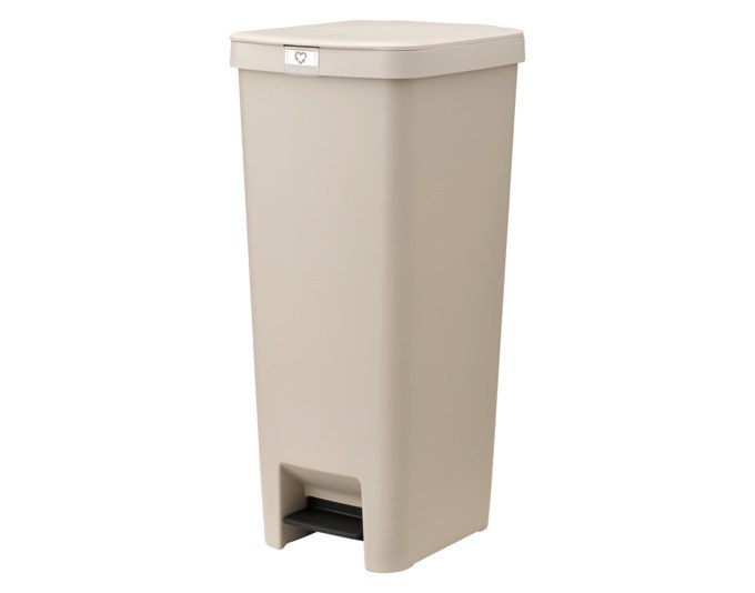 Hochformatiger Treteimer der Marke BRABANTIA in soft beige mit weissem Deckel, vertikale Bauform, stabile Standfüsse und geschlossener Deckel.