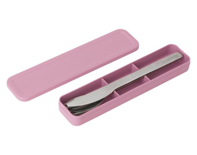 Produktfoto des BRABANTIA Besteck Set Make & Take lilac pink: Messer, Gabel und Löffel aus Edelstahl in einem kompakten rosa-grauen Kunststoffetui.