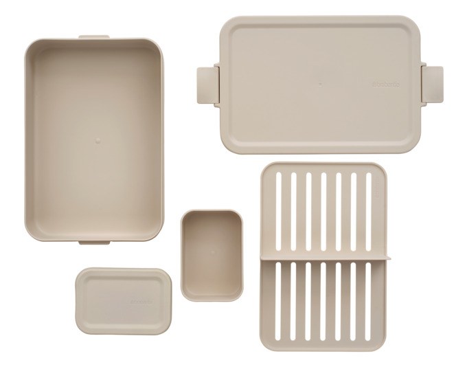 Foto einer BRABANTIA Bento-Lunchbox in Soft beige aus Kunststoff mit zwei getrennten Fächern, Trennwand und Klippverschluss-Deckel.