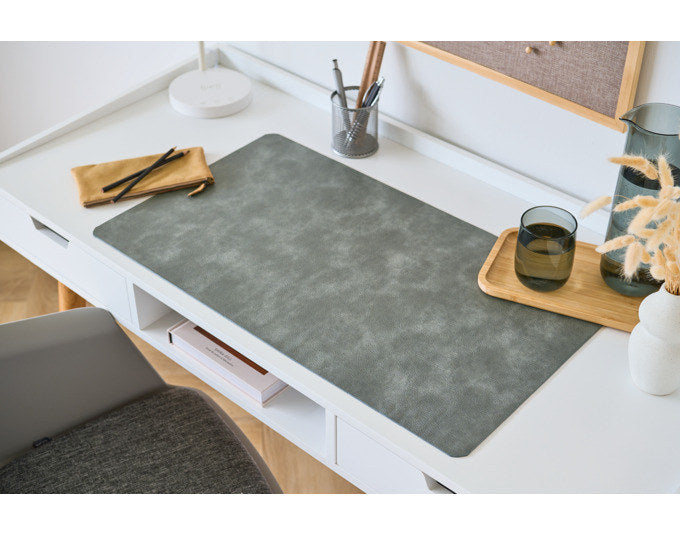 ZELLER Schreibtischunterlage grau 70x40 cm in Grau präsentiert im Onlineshop von KAQTU Design AG. Bürozubehör ist von ZELLER PRESENT