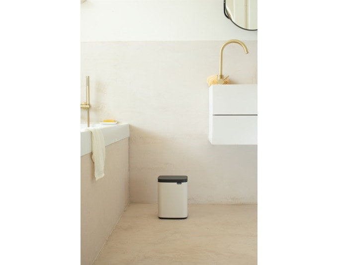 BRABANTIA Abfallbehälter Bo soft beige 4 l in Soft beige, Weiss präsentiert im Onlineshop von KAQTU Design AG. Mülleimer ist von BRABANTIA